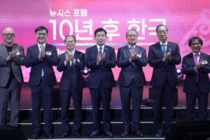 Newsis CEO Kang Ho-byeong and attending guests take a group photo at the 'Newsis Forum - Korea 10 Years Later'. From the left, futurist Richard Yonck, Korea Exchange Chairman Son Byung-du, KB Financial Group Chairman Yang Jong-hee, National Assembly Speaker Kim Jin-pyo, Newsis CEO Kang Ho-byeong, Prime Minister Han Deok-soo, and National University of Singapore professor Shin Jang-seop. 2023.11.23. mangusta@newsis.com